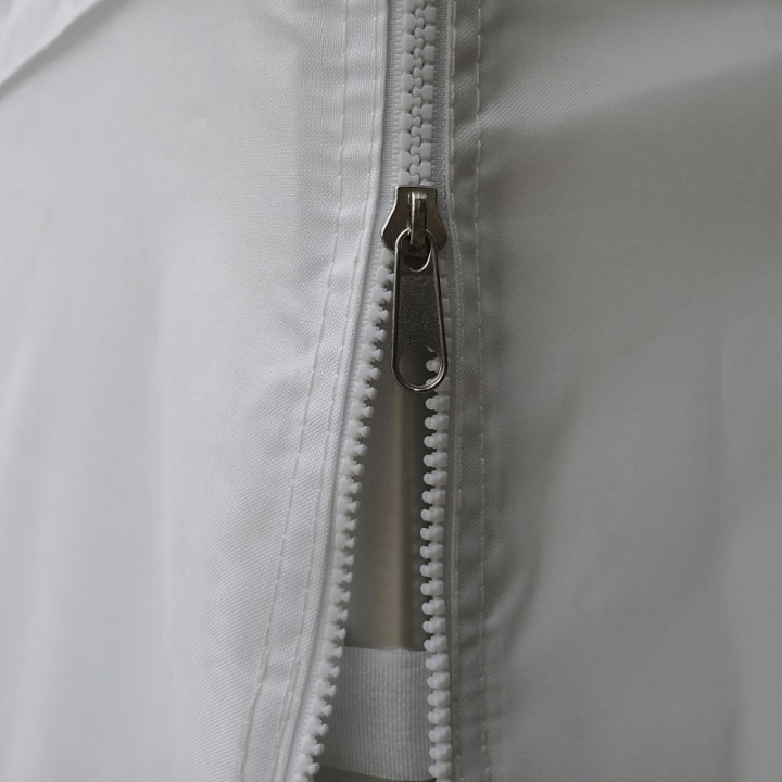 Φερμουάρ στην πλευρική όψη: Λεπτομέρεια ενός ποιοτικού και στιβαρού φερμουάρ στο πλευρικό τοίχωμα της σκηνής, που επιτρέπει ερμητική σύνδεση και μετατρέπει την αναδιπλούμενη σκηνή σε κλειστό χώρο.