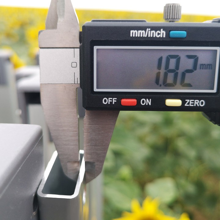 Μέτρηση πάχους προφίλ: Τεχνική λεπτομέρεια με παχύμετρο ολίσθησης που επιβεβαιώνει το στιβαρό προφίλ, καθιστώντας αυτήν την αλουμινένια σκηνή μία από τις πιο σταθερές στην αγορά.