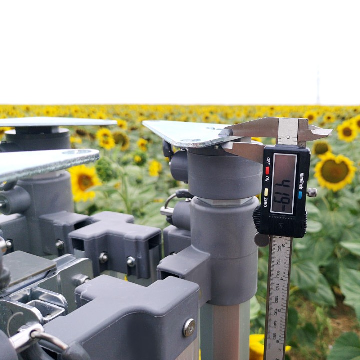 προφίλ αλουμινίου με ασφάλεια: Λεπτομερής εικόνα ενός στιβαρού αλουμινένιου προφίλ και του μηχανισμού σύνδεσής του με ατσάλινο δακτύλιο για την ασφαλή και γρήγορη στερέωση του ποδιού της σκηνής.