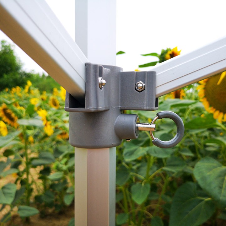 Λεπτομέρεια στερέωσης της στέγης: Άποψη της πάνω σύνδεσης, όπου συναντιέται το αλουμινένιο ψαλίδι του σκηνικού σκελετού με το κάλυμμα, που εξασφαλίζει το σωστό τέντωμα της στέγης και την απορροή του ν