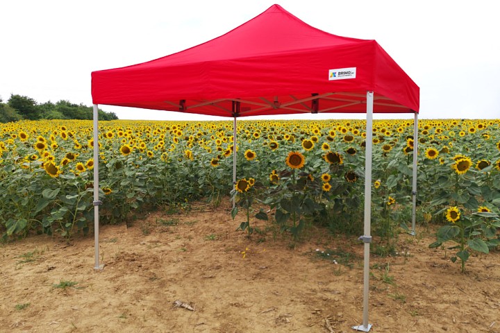 Λεπτομέρεια στερέωσης της στέγης: Θέα στην ανώτερη σύνδεση, όπου ενώνονται η αλουμινένια ψαλοδωτή σκηνή με τον μουσαμά, που εξασφαλίζει τη σωστή τάση της στέγης και την αποστράγγιση του νερού.