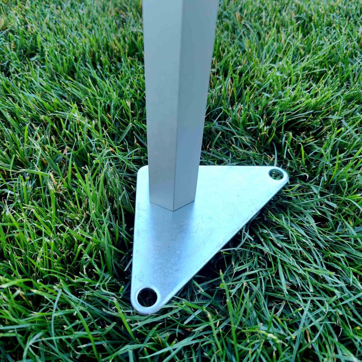 Βάση ποδιού σκηνής: Λεπτομέρεια της ατσάλινης βάσης με την οποία η σκηνή τύπου ψαλιδιού αγκυρώνεται στο χορτάρι, εξασφαλίζοντας τη μέγιστη σταθερότητα ολόκληρου του καταφυγίου σε περίπτωση ανέμου.