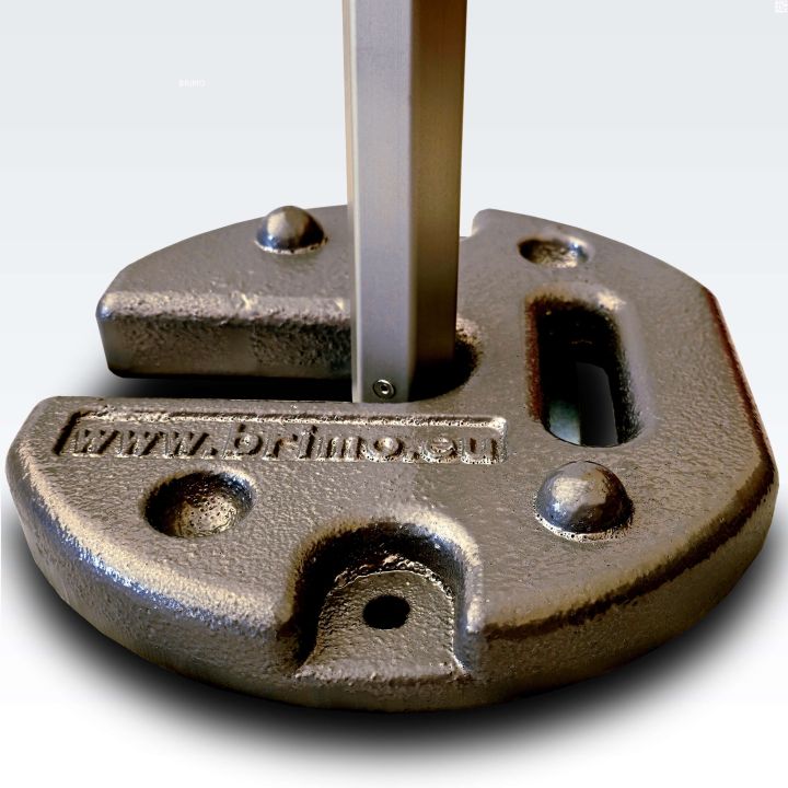 Μία ατσάλινη πλάκα βάρους για σκηνή από χαμηλή γωνία, που αναδεικνύει το σχεδιασμό που στοιβάζεται.