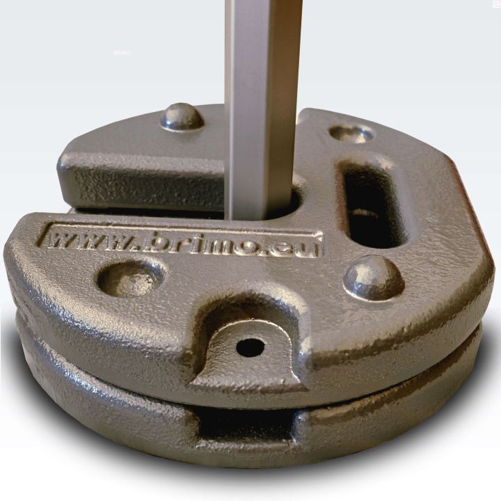 Δύο στοίβες από ατσάλινα βάρη τοποθετημένα στο πόδι ενός αναδιπλούμενου σκηνικού (κοντινός πυροβολισμός)